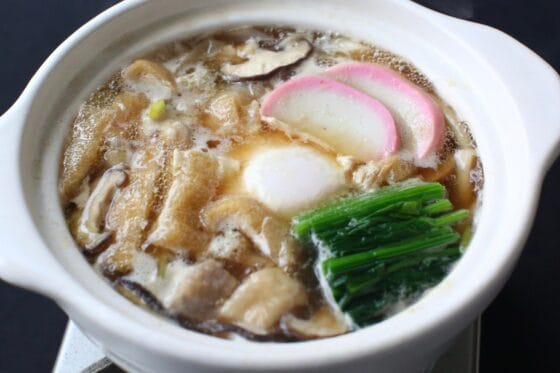 鍋焼きうどんの作り方｜具材の旨味がつゆに染みる基本レシピ