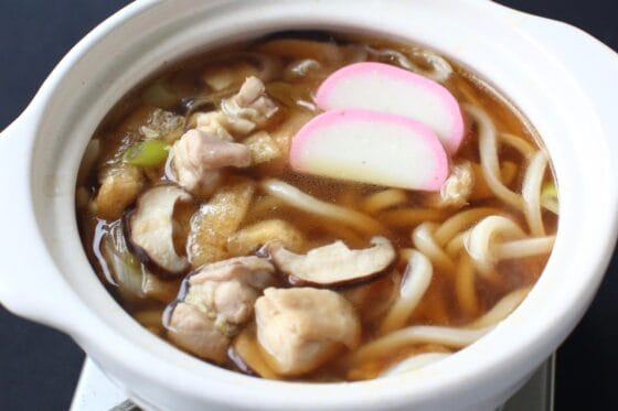 うどんとかまぼこを加えて温める
