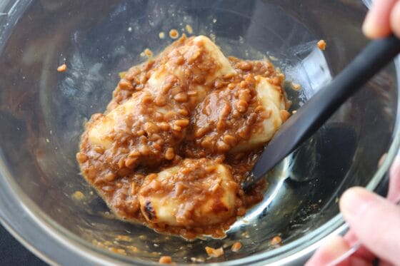 餅に納豆の衣を絡める