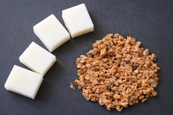 餅を半分に切って納豆を細かく刻む