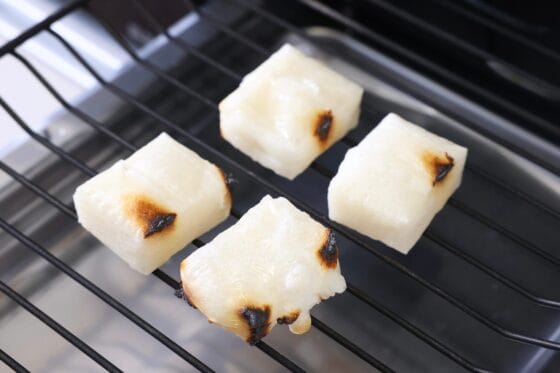 餅をグリルでこんがりと焼く