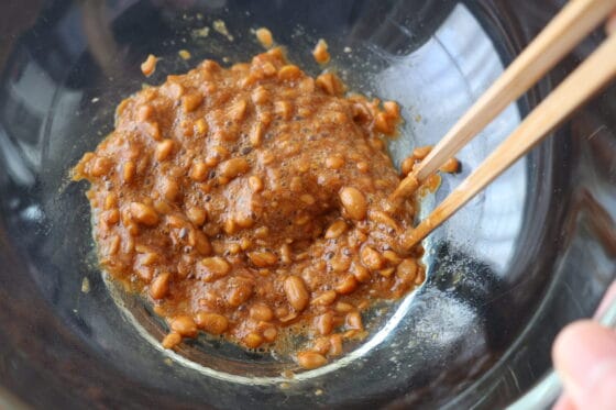 納豆を混ぜて粘りを出してから砂糖と醤油を混ぜる