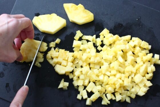 パイナップルを7〜8ミリ角に切る