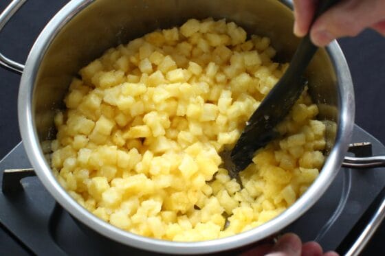 切ったパイナップルとグラニュー糖を混ぜる