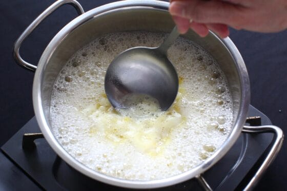 パイナップルから出たアクを取る