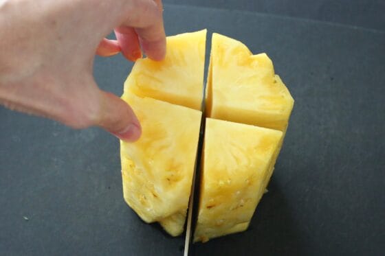 パイナップルを縦に4等分する