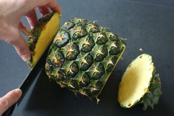 パイナップルの頭とお尻を切り落とす