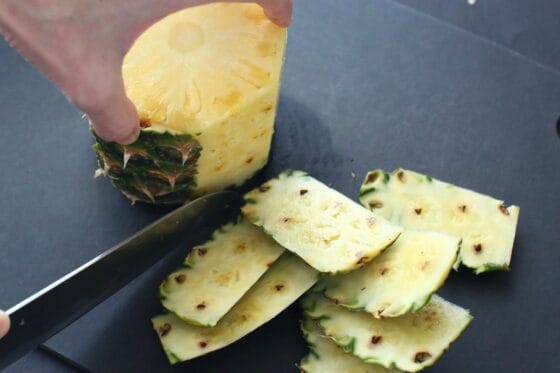 パイナップルの皮をむく