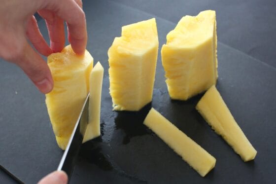 パイナップルの芯を取り除く