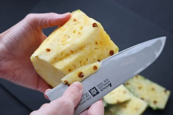 パイナップルの芽を取り除く