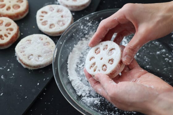 肉だねを挟んだれんこんに片栗粉を薄くまぶす