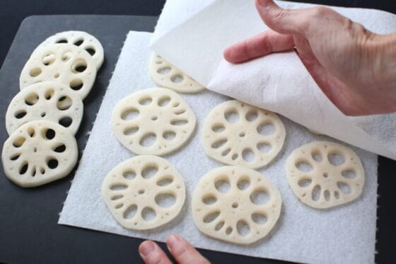 れんこんの水気を拭き取る