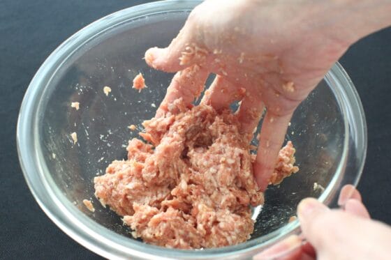 豚ひき肉や生姜や調味料をボウルに入れて混ぜる