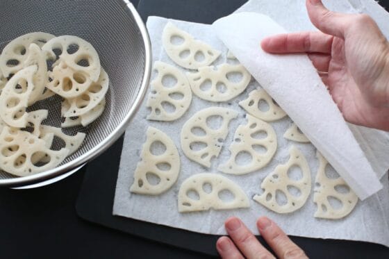 レンコンの水気を拭き取る