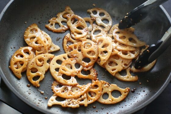 調味料が絡んだレンコンに白ゴマを混ぜる