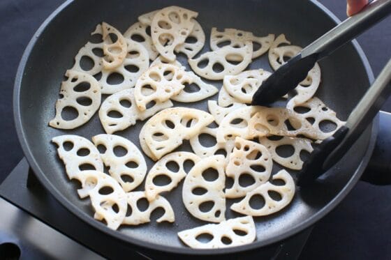 レンコンをごま油で炒める