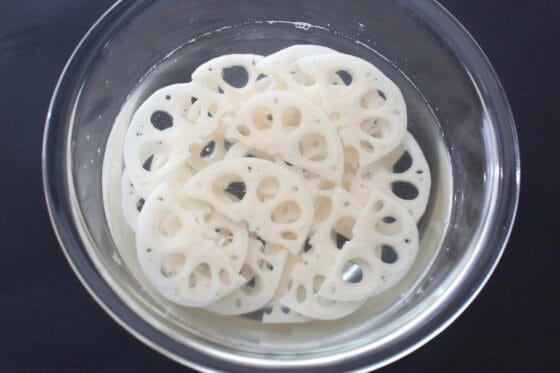 切ったレンコンを水にさらす