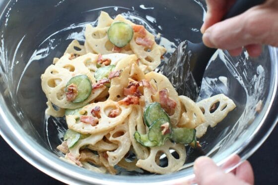 ドレッシングを絡めたれんこんにきゅうりを加えて和える