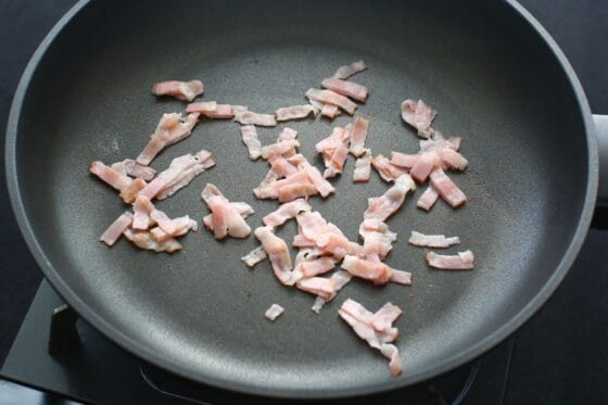 ベーコンを炒める