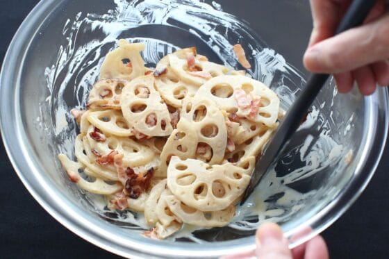 マヨネーズのドレッシングでれんこんとベーコンを和える