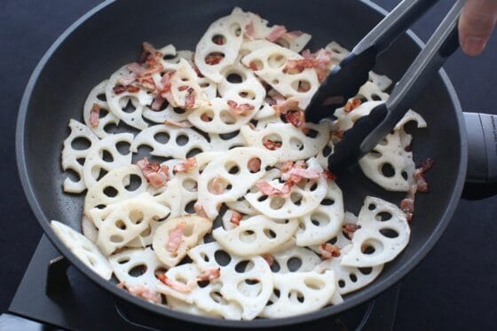 れんこんを加えて炒める