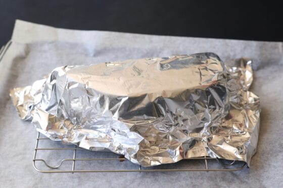 焼きあがったローストビーフをアルミホイルで包む