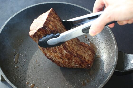 トングで掴んで牛肉の側面も焼く