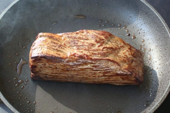 フライパンで牛肉をこんがりと焼く