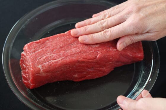 牛肉に塩と胡椒をまぶす