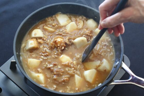 火を止めてカレールウを混ぜる