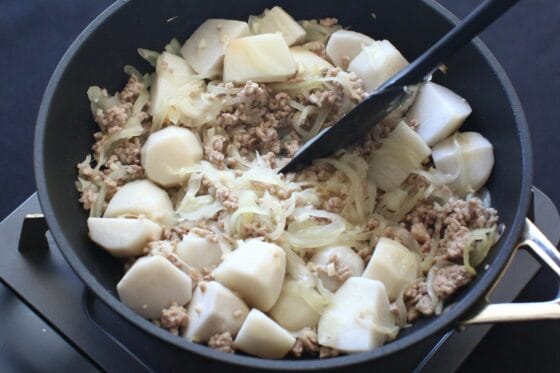 里芋を加えて炒め合わせる