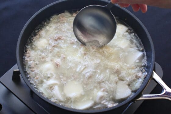 水を加えて沸騰したらアクを取る