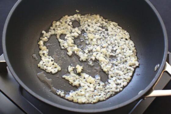 生姜とニンニクを炒めて香りを立たせる