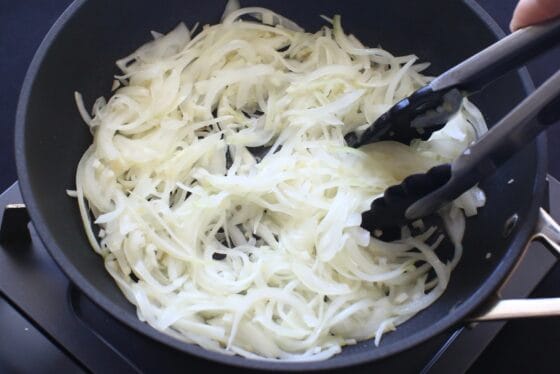 玉ねぎを加えて軽くしんなりするまで炒める