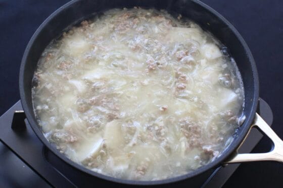 里芋と他の具材を10分煮る