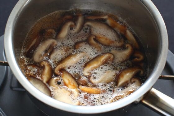 みりんと醤油を加える