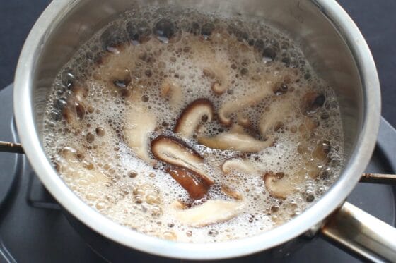 砂糖を加えて甘みをなじませる