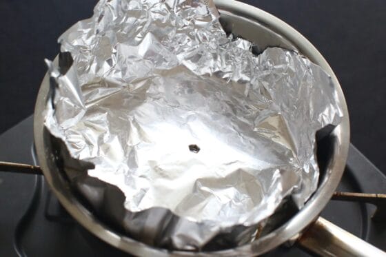 落し蓋をしてしいたけを煮る