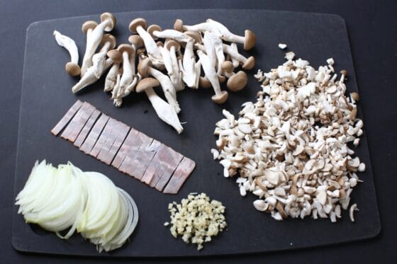 しめじと玉ねぎと生姜とベーコンを切る