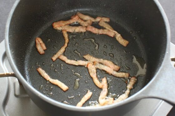 ベーコンをオリーブオイルで炒める