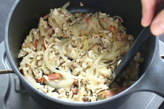 刻んだしめじを加えて炒める