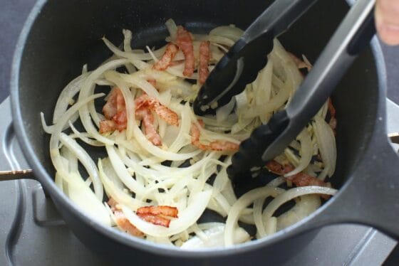 玉ねぎと生姜を加えて炒める