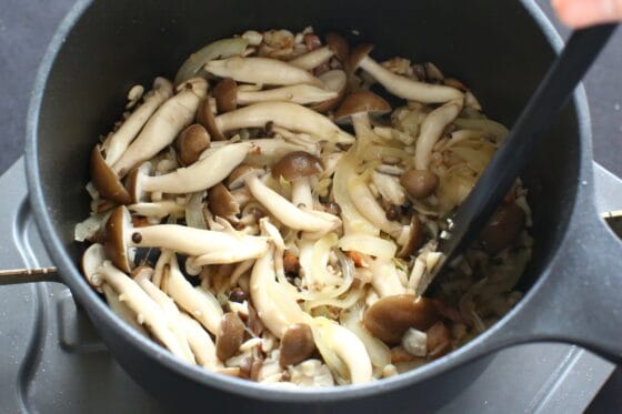 残りのしめじを加えて炒める