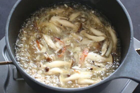 水を加えてしめじスープを煮る