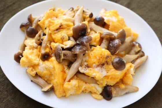 しめじ卵炒めのレシピ|マヨネーズと酢で仕上げるコクうま副菜