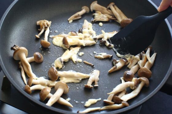 炒めたしめじにマヨネーズを加えて溶かす
