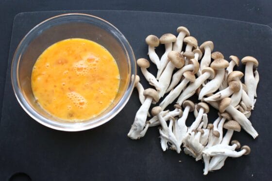 しめじをほぐして卵を軽く混ぜる