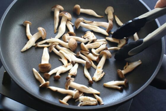 しめじを炒める