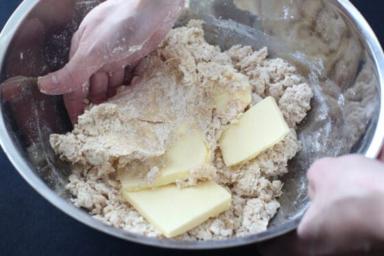 粉類に戻したバターを加える