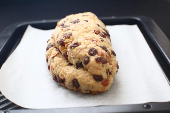 成形したシュトーレンの生地を二次発酵させる